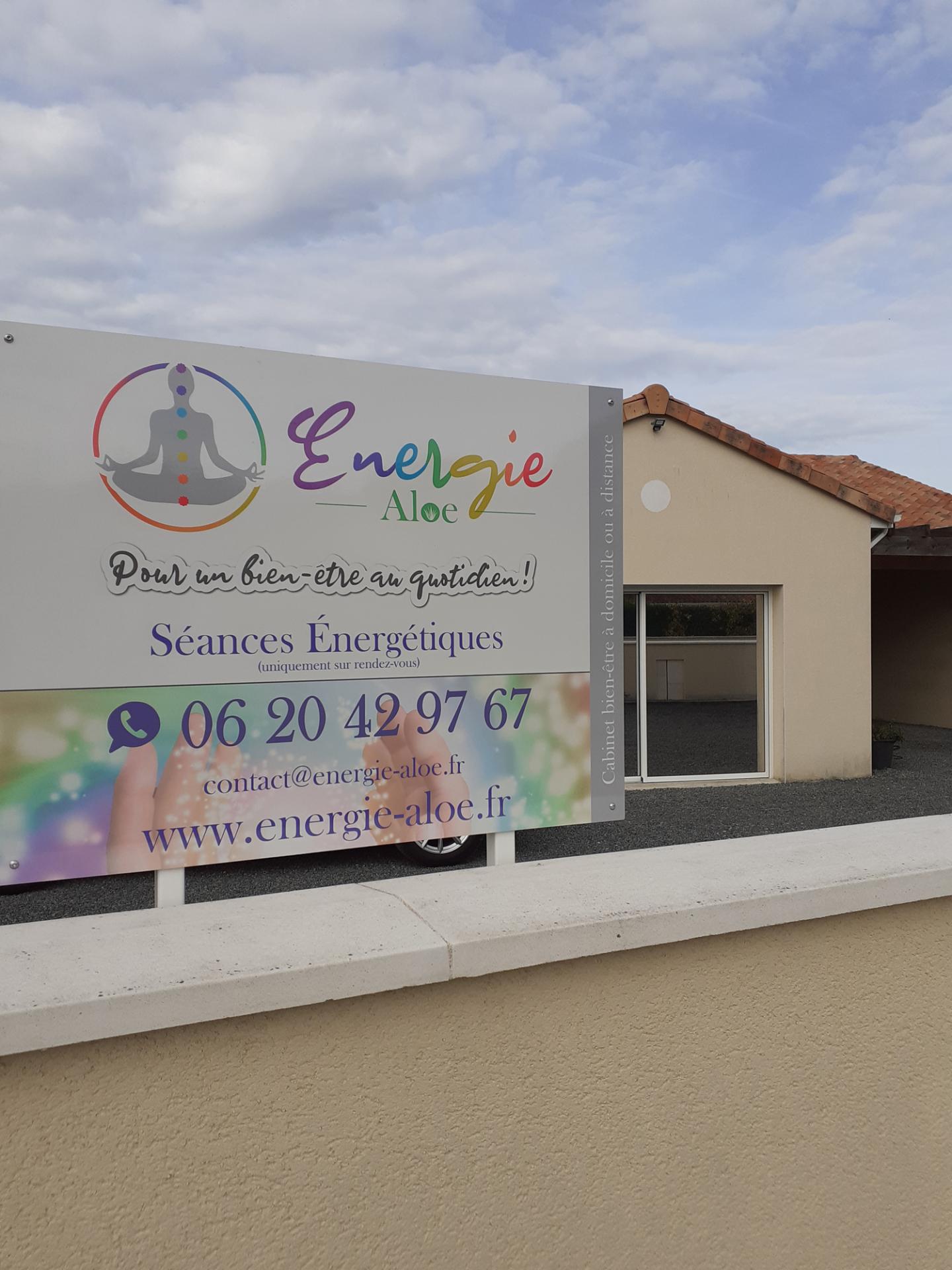 Un panneau extérieur pour le cabinet Energie Aloe à Naintré